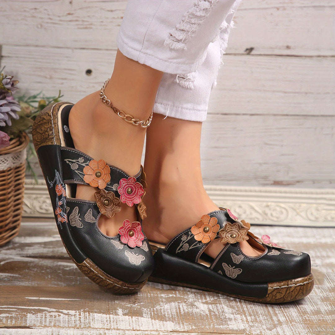 Elegante Damen Keilabsatz-Pantoletten im Boho-Design, mit Blumen & Schmetterlingen als Freizeitschuh.