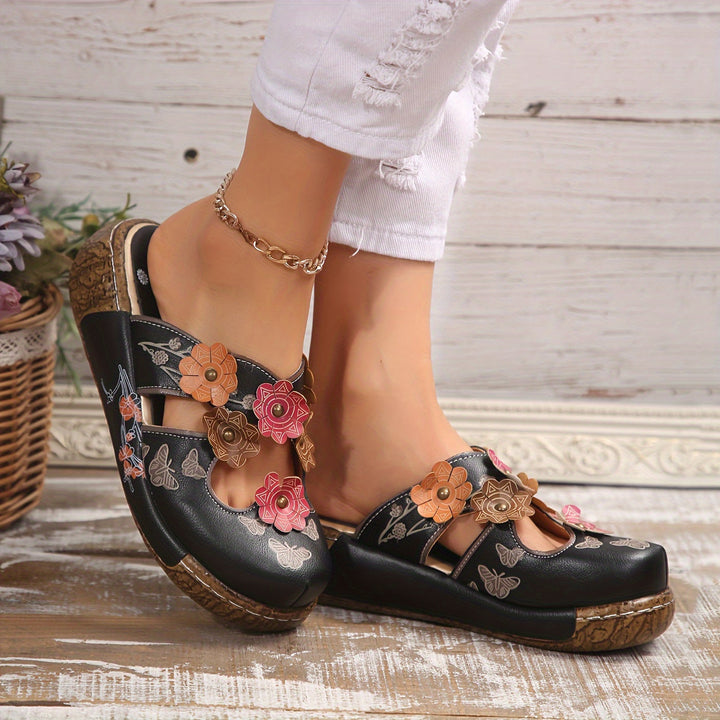 Elegante Damen Keilabsatz-Pantoletten im Boho-Design, mit Blumen & Schmetterlingen als Freizeitschuh.