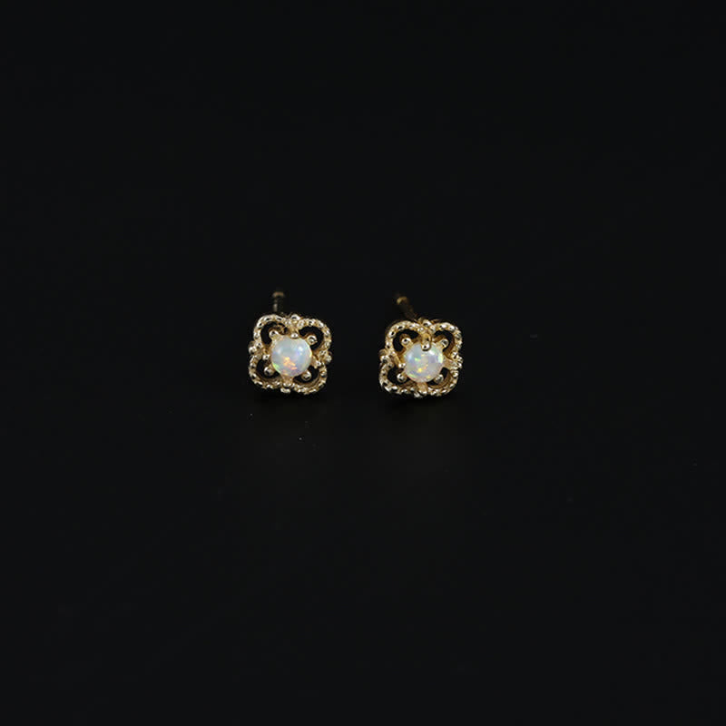 Damen Vintage-Ohrringe, Opal funkelt im Licht, klassischer Schmuck für besondere Anlässe.