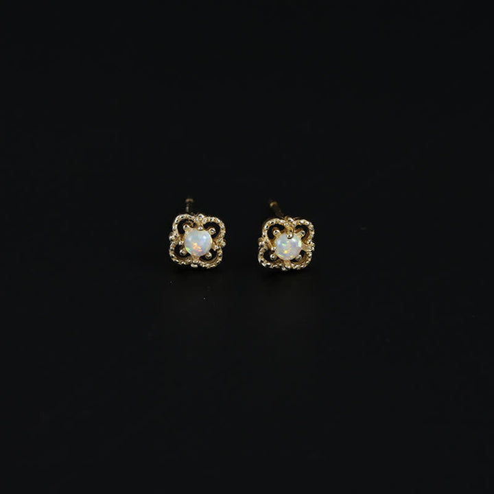 Damen Vintage-Ohrringe, Opal funkelt im Licht, klassischer Schmuck für besondere Anlässe.