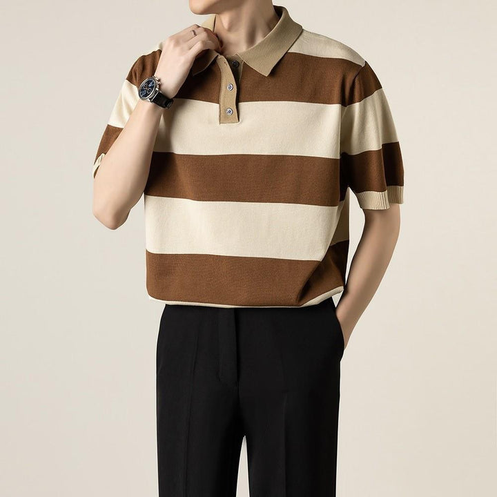 Mann trägt stylisches gestreiftes Kurzarm-Poloshirt im Slim Fit, ideal für die Sommer-Freizeitgarderobe.