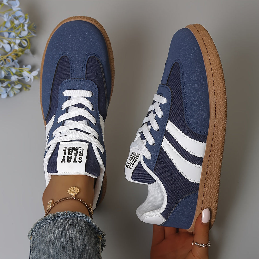 Damen Retro Sneaker in Schwarz-Weiß, stylische Alltagsschuhe für jeden Anlass.