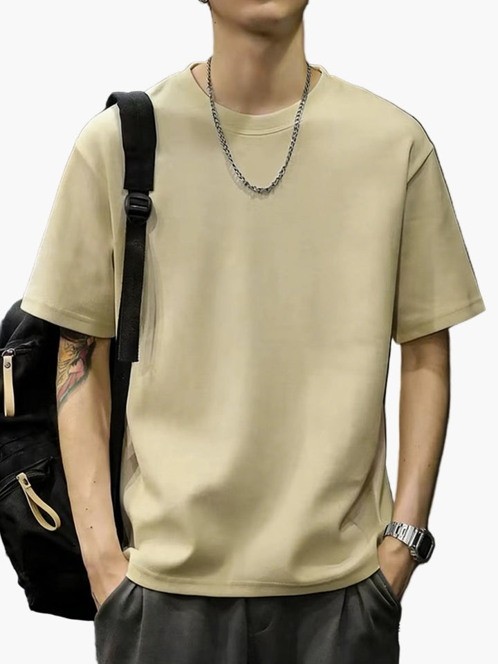 Modischer Mann trägt lässiges Herren T-Shirt im Streetwear Stil für die Freizeit.