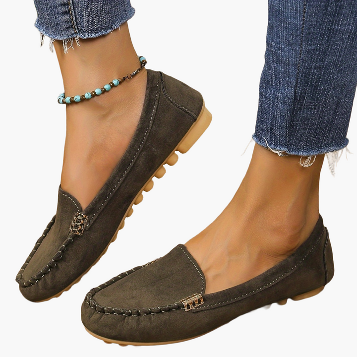 Zeitlose Damen Mokassins: Klassische Slipper in Grau, vielseitige Alltagsschuhe mit rutschfester Sohle.