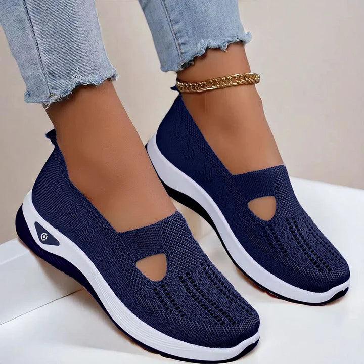Weiße Damen Slip-On Sneaker auf hellem Hintergrund. Atmungsaktiver und leichter Freizeitschuh.
