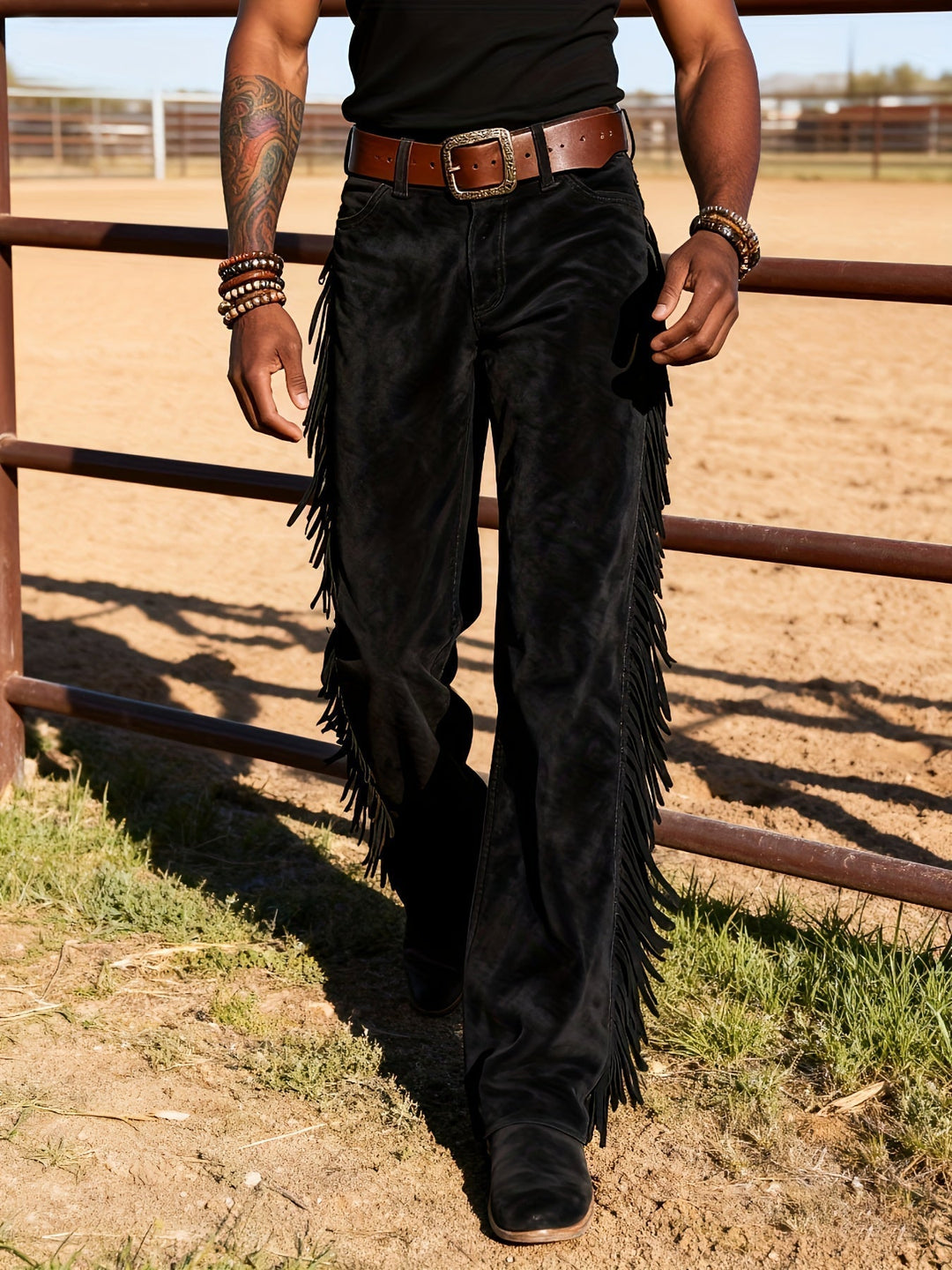Braune Herren Westernhose mit Fransen. Bequeme Wildlederoptik Freizeithose für entspannte Tage.