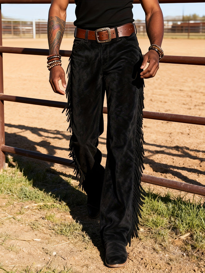 Braune Herren Westernhose mit Fransen. Bequeme Wildlederoptik Freizeithose für entspannte Tage.