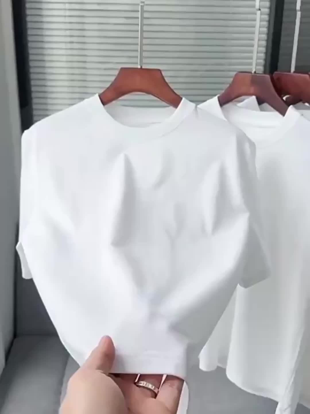 Vielseitiges Herren T-Shirt, Basic Modell, ideal für Freizeit und Casual Wear mit unifarbenem Look.
