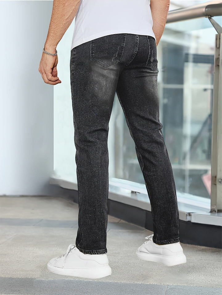 Mann spaziert in blauen Herren Stretch-Jeans, bequeme und flexible Hose für aktive Freizeit. Modisch.