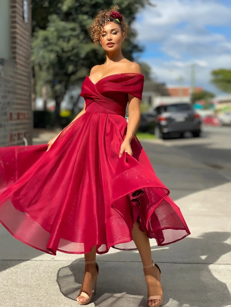 Elegantes schulterfreies Rückenfrei Damen Partykleid in Rot, ideales Midikleid für festliche Anlässe am Abend.