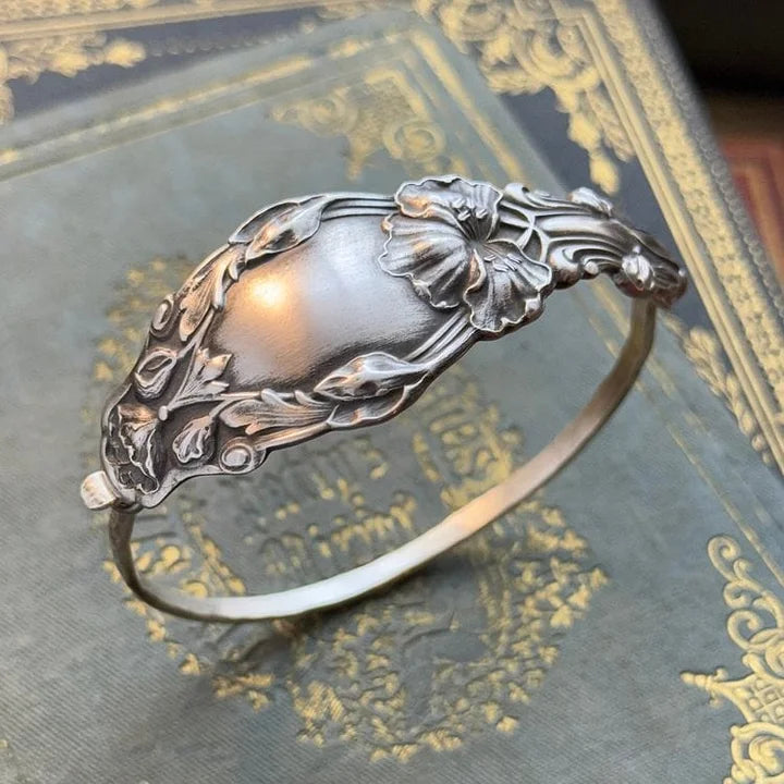 Elegantes Damen Armband im Vintage-Stil, silberfarben mit kunstvoller Blumen-Gravur; modisches Accessoire.