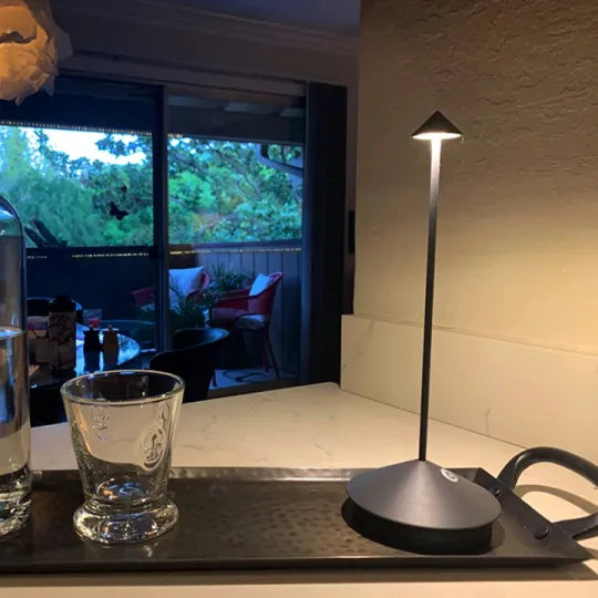 Umweltfreundliche kabellose LED-Tischleuchte. Dimmbar, energieeffizient, USB-aufladbar.