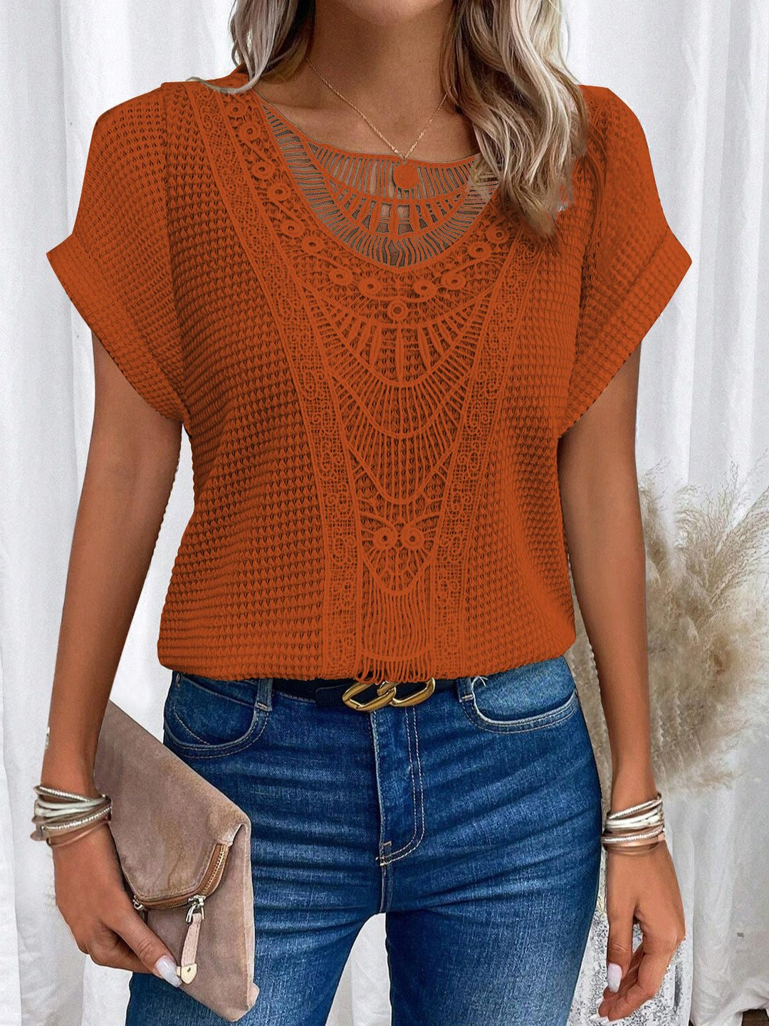 Kurzarm Damen T-Shirt mit eleganter Spitzenborte am Halsausschnitt, Regular Fit. Feminin und stilvoll für Damenmode.