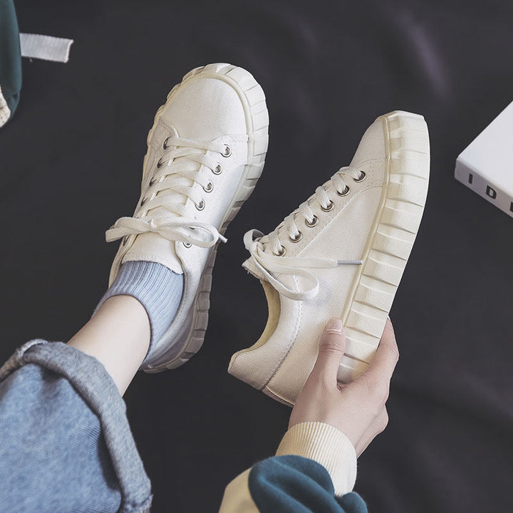 Eleganter weißer Damen Low-Top Sneaker. Sportlicher Freizeitschuh, ideal als bequemer Alltagsschuh.