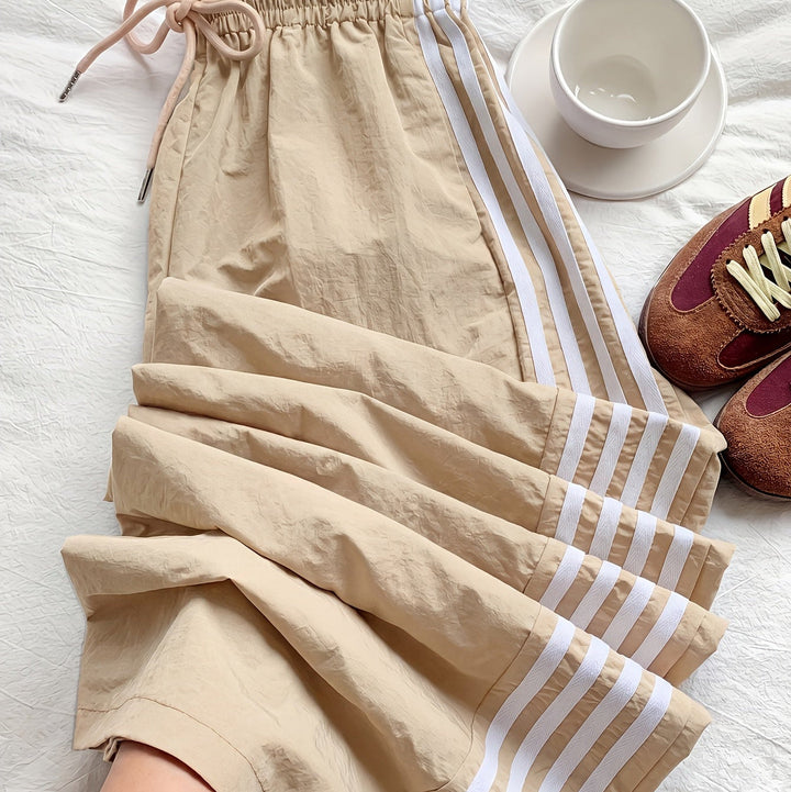 Stilvolle Damen Hose mit weitem Bein, Streifenmuster und Kordelzug für hohen Tragekomfort im Alltag.