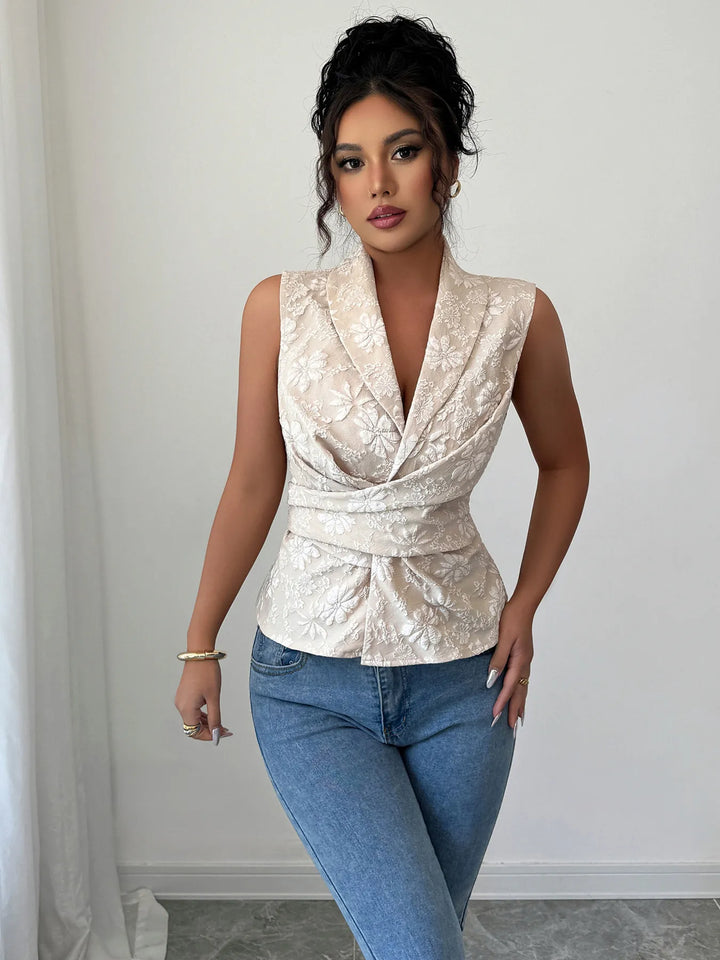 Elegantes ärmelloses Damen Top in Aprikose mit floralem Muster und Rüschen, ideal für Sommer-Freizeit.