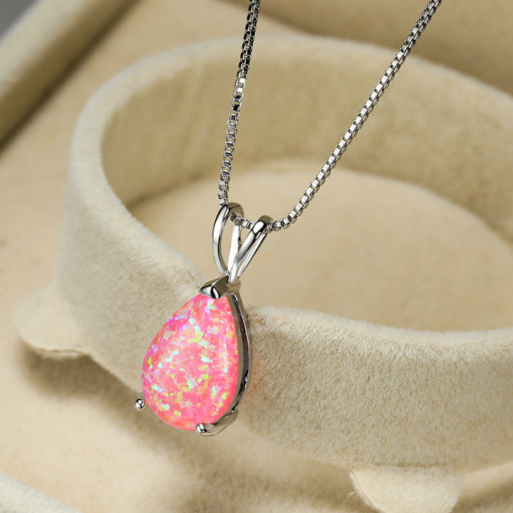 Dezente Damen Halskette mit Opal-Tropfenanhänger. Eleganter Schmuck in Roségold, ideal als modisches Statement.
