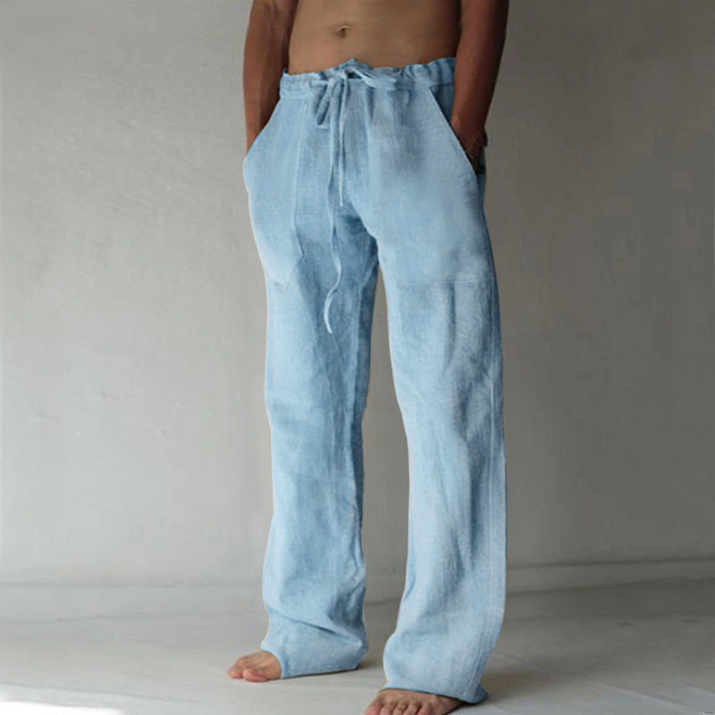 Gefaltete Herren Freizeithose mit Kordelzug, bereit für Alltag, Entspannung und Herrenmode.