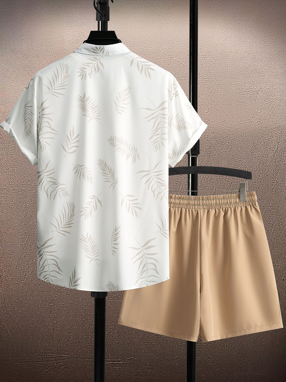 Lässiges Herren Freizeit-Set mit tropischem Muster: Kurzarmhemd, T-Shirt und bequeme Shorts.