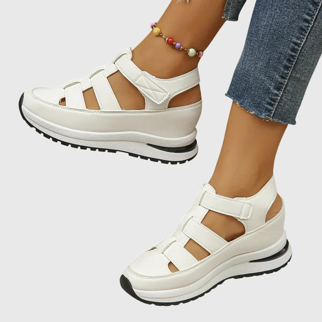 Bequeme Damen Flachsandalen für stilvollen Alltagskomfort. Ideal als Sommer- & Damenschuhe mit verstellbaren Riemen.