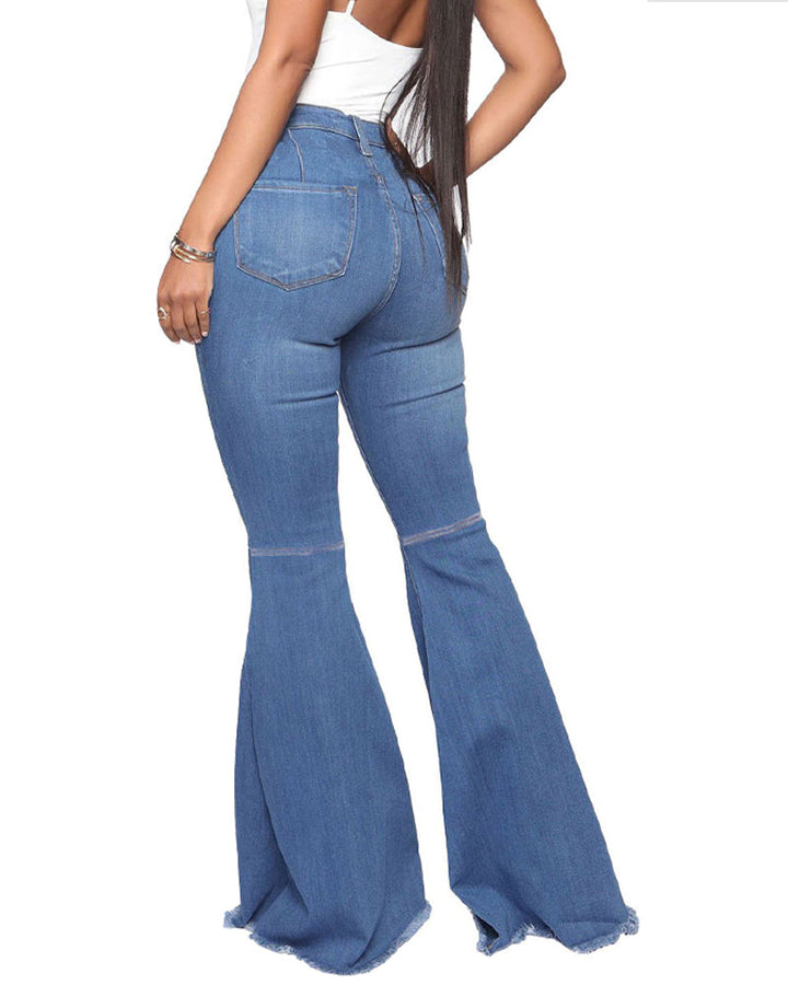 Detailansicht der mehrfarbigen Damenjeans, betont den Schlag und den Stretch-Denim.