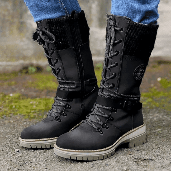 Rote, modische Herren-Winterstiefel, wasserdicht und warm gefüttert, stylische Schnürstiefel für Wintermode.