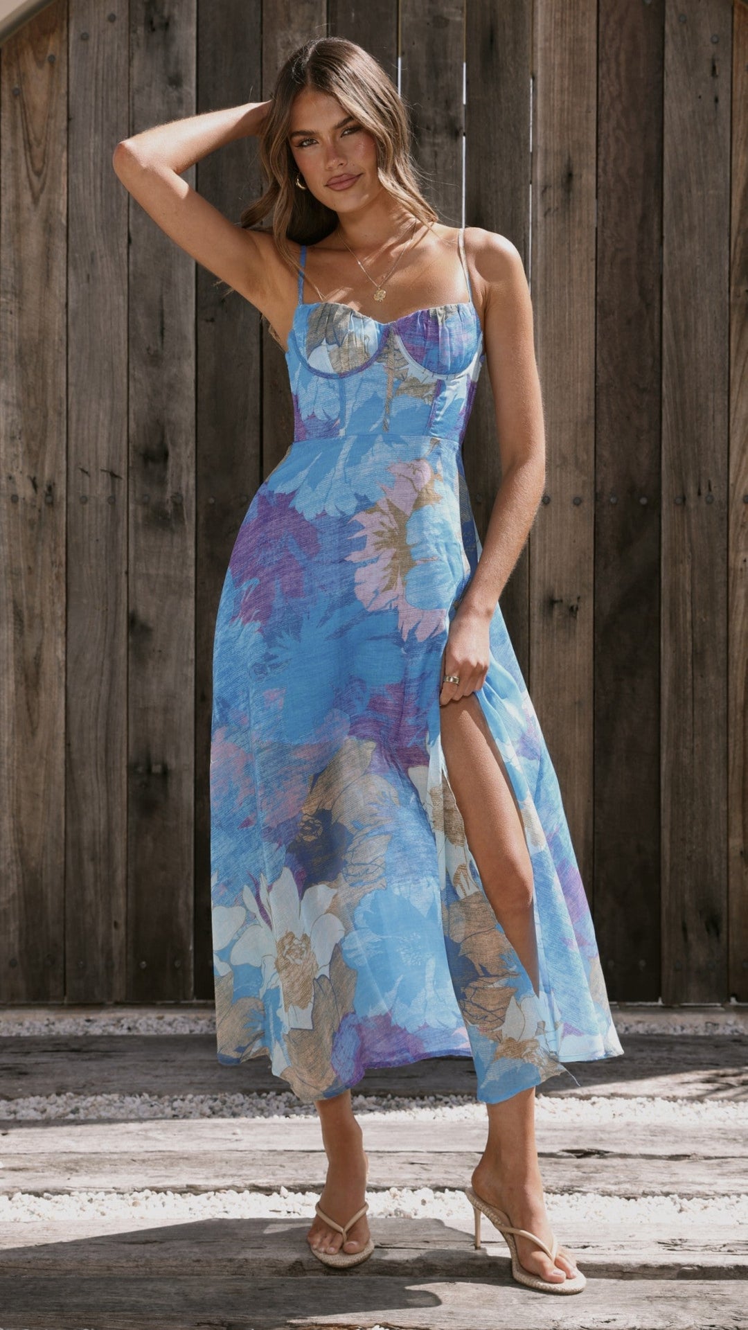 Festliches blaues Blumen Maxikleid für Damen, quadratischer Ausschnitt, elegant, als Hochzeitsgastkleid.