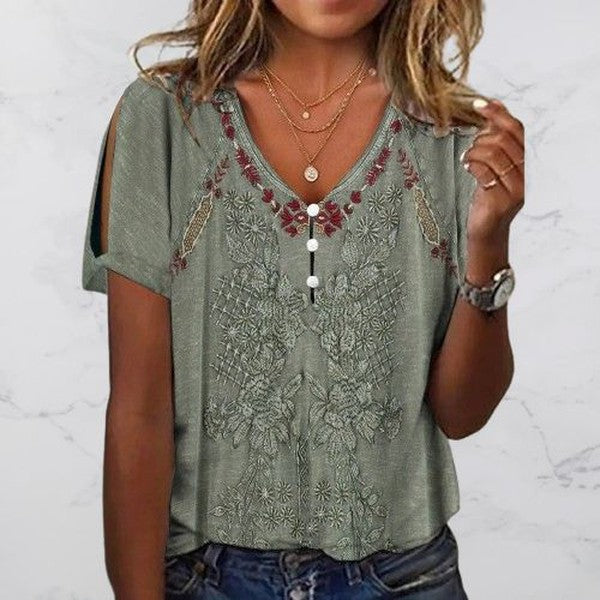Dunkelgrünes Damen Kurzarm Shirt mit V-Ausschnitt. Elegantes, einfarbiges Basic Oberteil für Freizeit und Sommer.