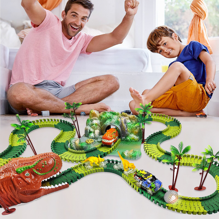 Action-Szene: Zug und Spielzeugauto auf dem dynamischen DinoTrack Eisenbahnset in voller Fahrt.