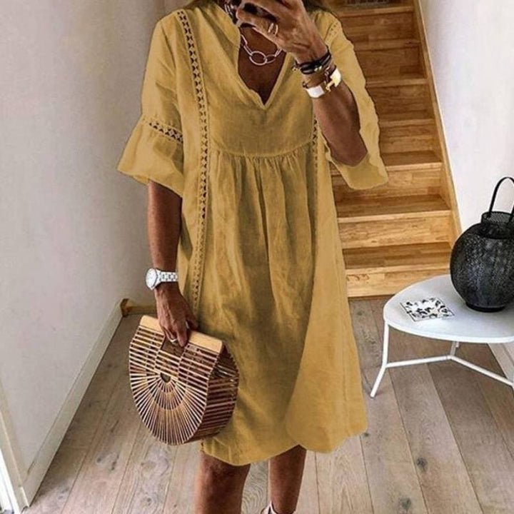 Weißes Damen-Boho-Kleid aus Spitze, leichtes Freizeitkleid mit V-Ausschnitt, perfekt für Frühlingstage.