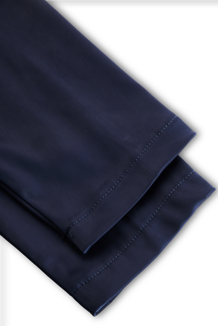Vorderansicht: Elegantes Damen Midi A-Linien-Kleid, tailliert, mit Schalkragen und 3/4 Ärmeln, ein V-Ausschnitt.