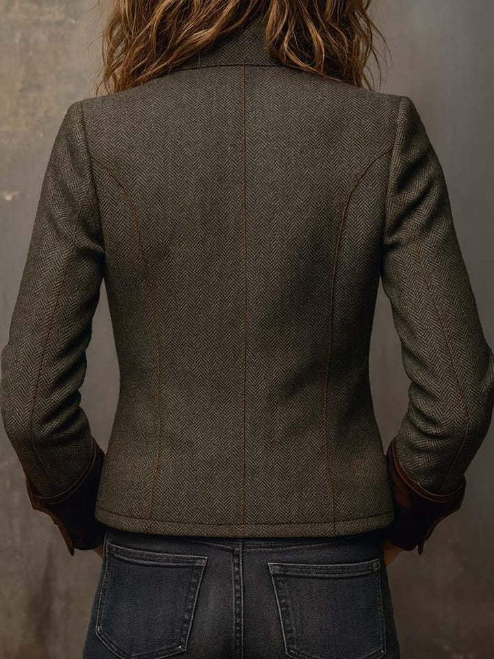 Stilvoller Damen Herbstblazer, tailliert geschnitten, in Olivgrün mit luxuriösem Samtkragen und markanten Metallknöpfen.