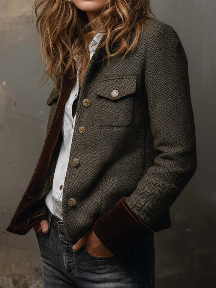 Vielseitiger olivgrüner Damen Blazer für Herbst, mit weichem Samtkragen und dekorativen Metallknöpfen. Für Business & Freizeit.