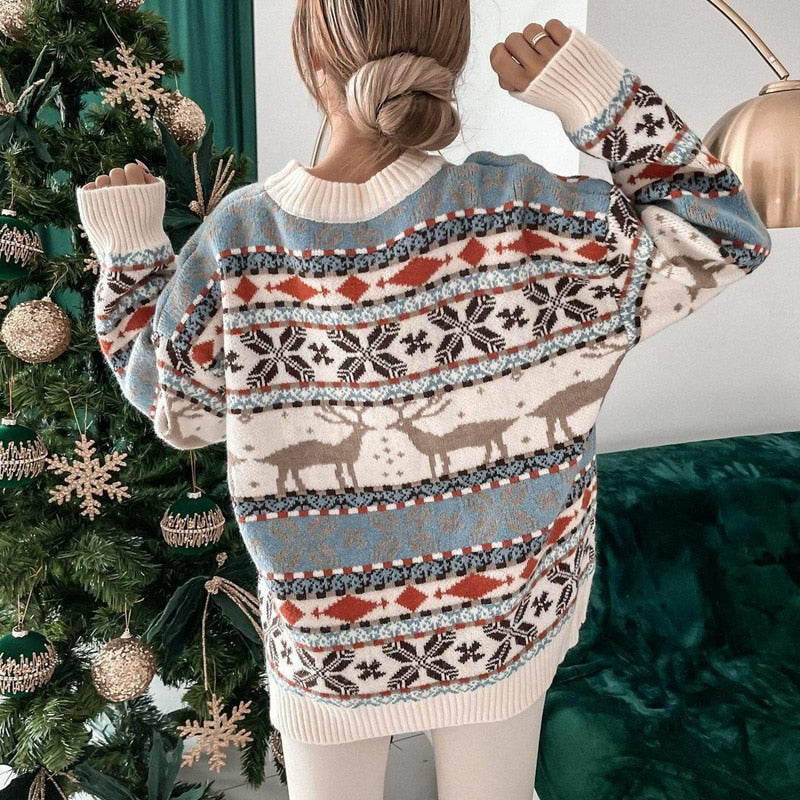 Seitenansicht des taillierten Damen Weihnachtspullovers, eleganter Winter-Look für Damenmode.