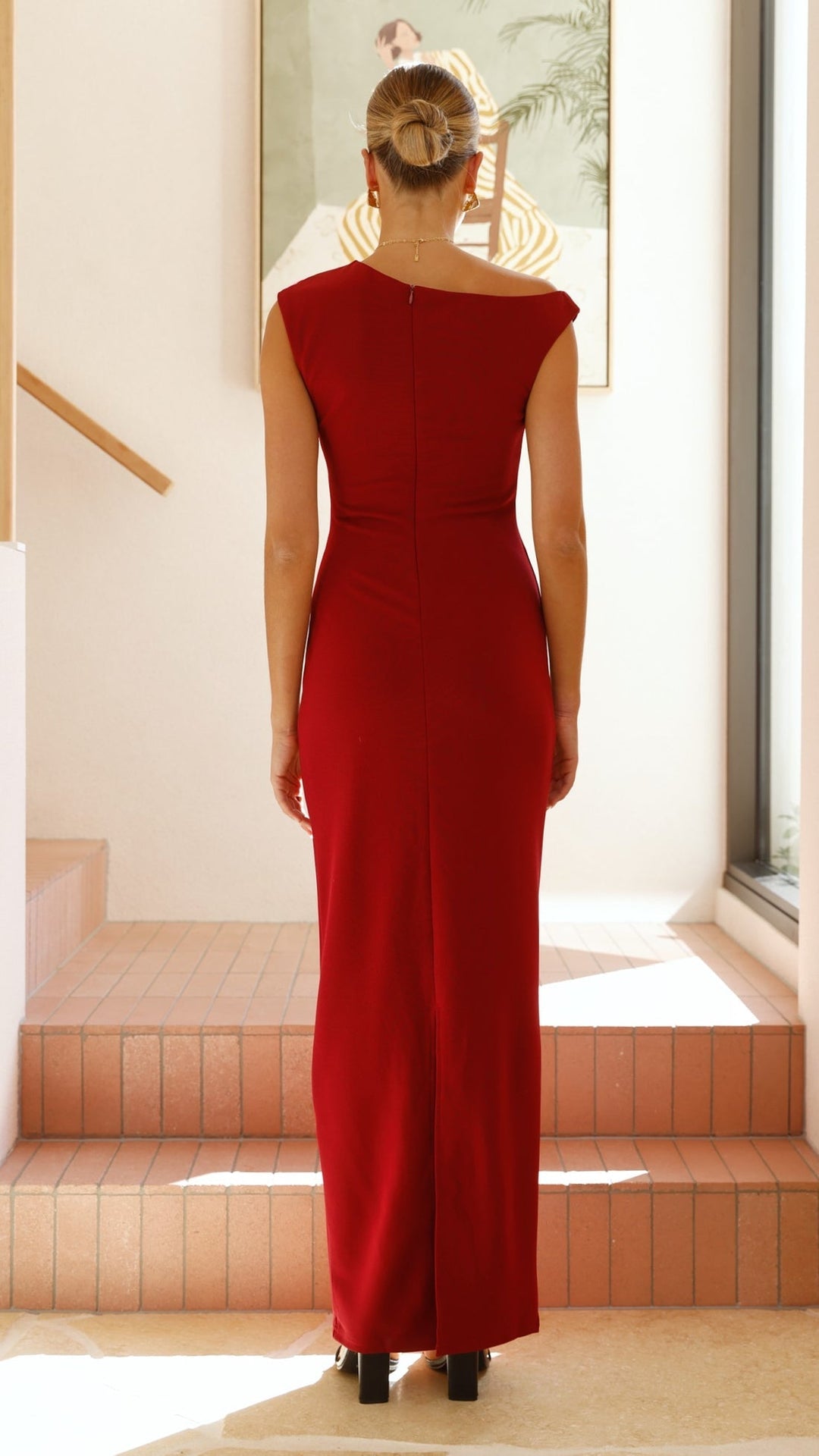 Klassisches figurbetontes Maxikleid, elegant, für stilvolle Abendveranstaltungen.
