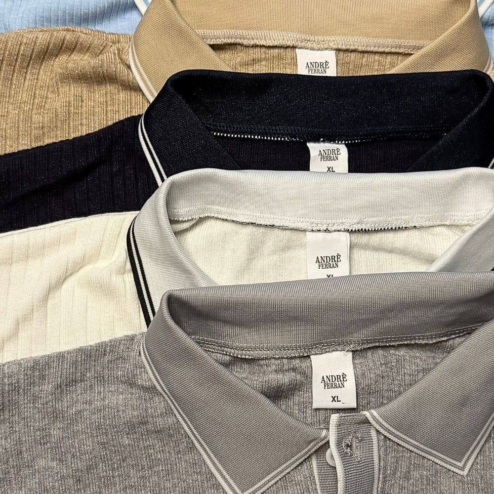 Cremefarbenes geripptes Herren Polo-Shirt; leichtes und luftiges Oberteil für den Sommer.