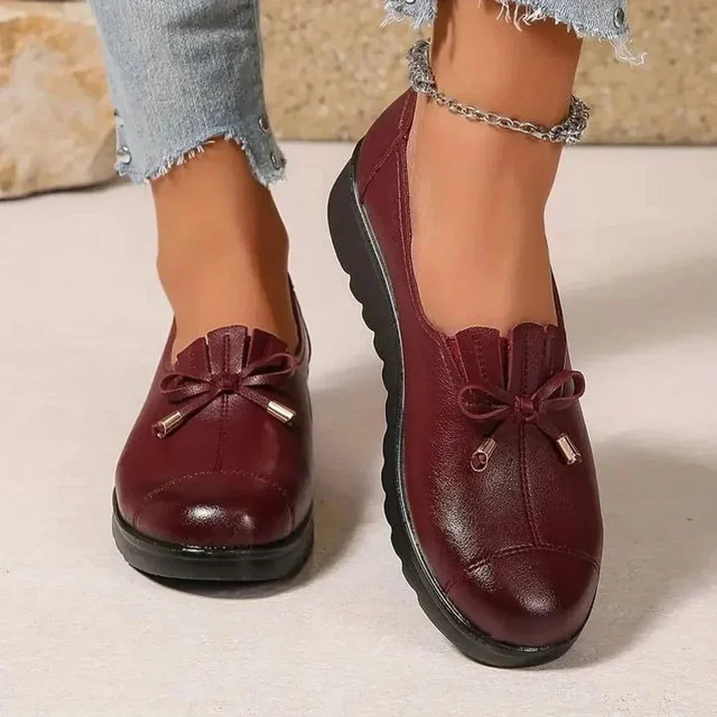 Schwarze orthopädische Damen Mokassins: Elegante Komfortschuhe für bequeme Fußgesundheit, ideal als Alltagsschuhe.