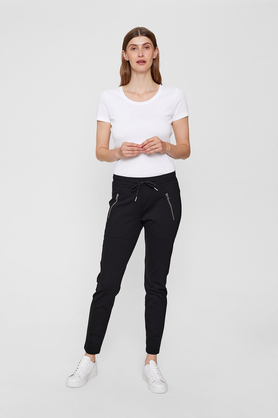Detailansicht der geraden Beine einer Damen Freizeithose, unterstreicht den modernen Stil.
