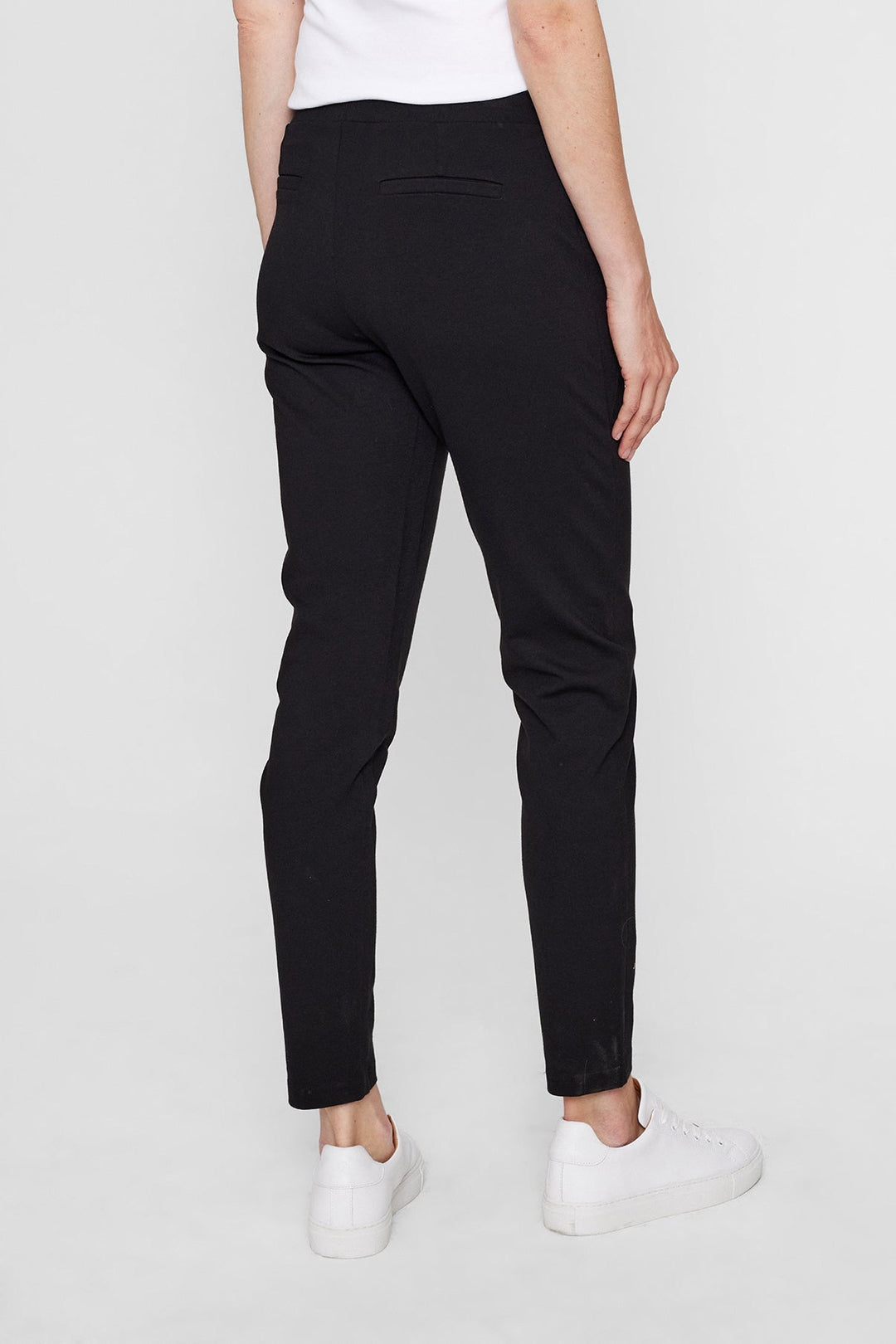 Vielseitige Damen-Freizeithose mit Gummizugbund. Perfekt als Sommerhose oder bequeme Alltagshose.