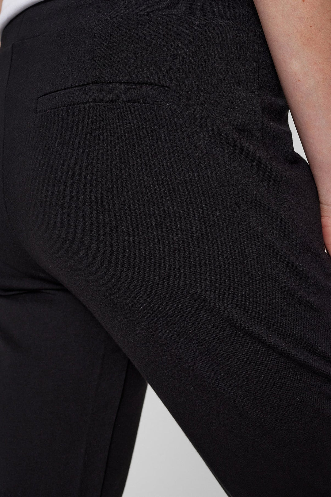 Feminine Freizeithose in neutraler Farbe. Elastikbund für perfekte Passform, ideal für Damenmode.