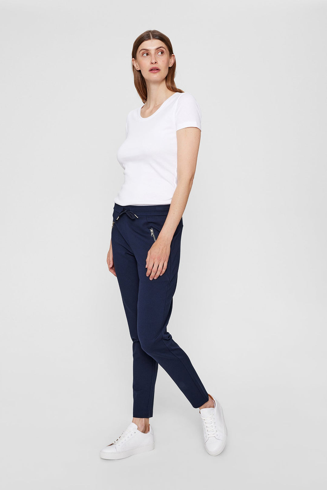 Komfortable Sommerhose für Damen, ideal für Freizeit. Atmungsaktives Material mit praktischen Taschen.