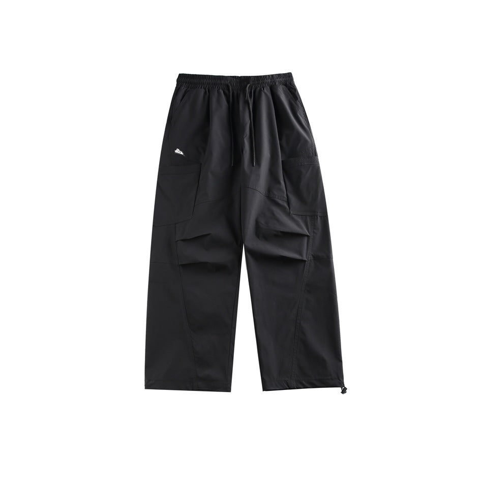 Stylische Herren Streetwear Fallschirmhose im Retro Loose Fit, mit praktischen Knöchelbündchen.