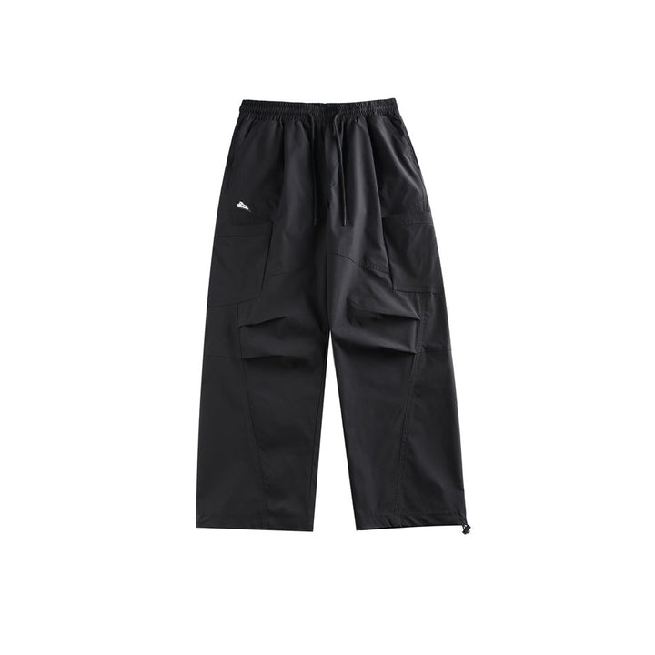 Stylische Herren Streetwear Fallschirmhose im Retro Loose Fit, mit praktischen Knöchelbündchen.