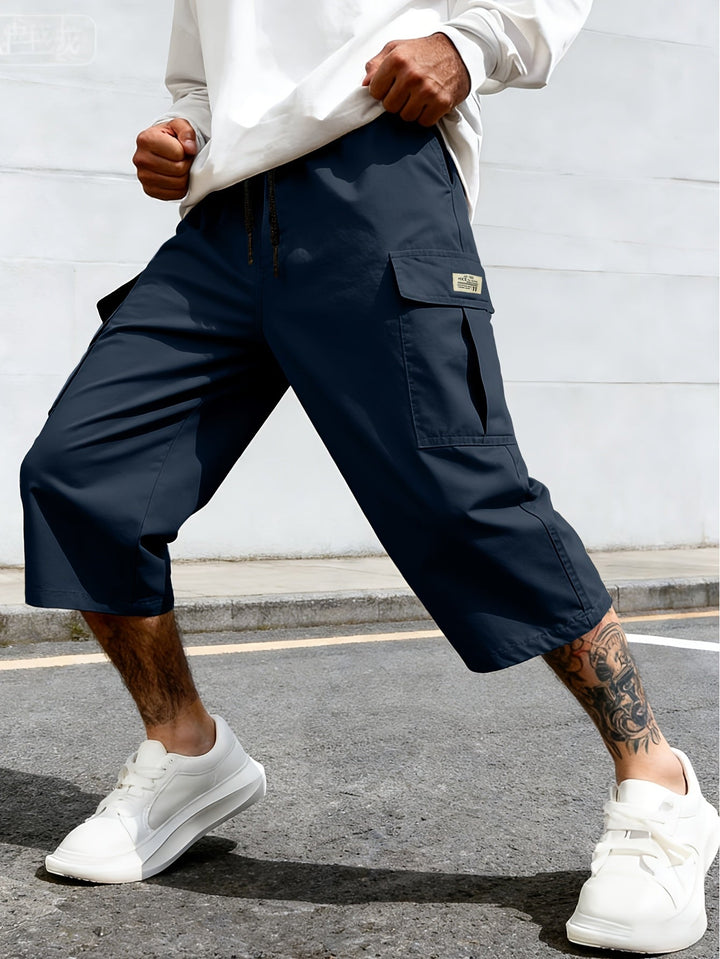 Schwarze Herren Cargo Shorts im Streetwear-Look, bequem & stilvoll für den urbanen Sommer.