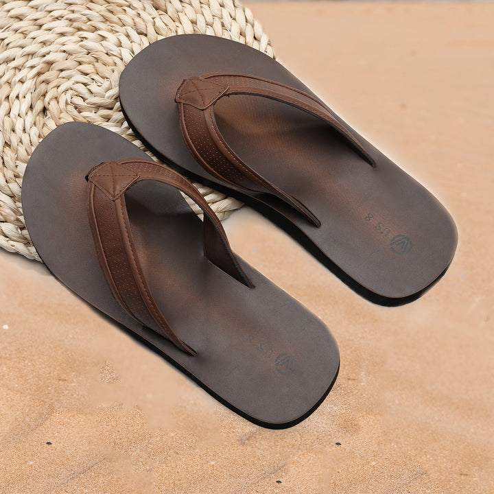 Herren Zehentrenner Sandalen am Fuß, bereit für Strand, Urlaub und entspannte Sommermomente.