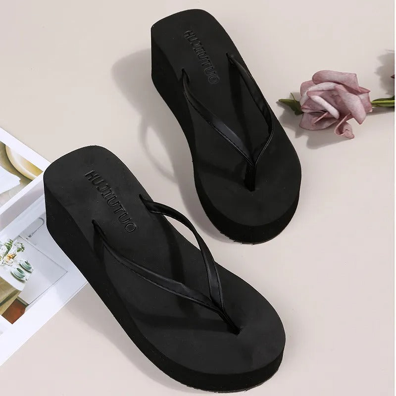 Elegante Damen Plateau-Pantoletten Riviera. Stylische Clip-Zehen Pantoletten für modebewusste Frauen im Sommer.