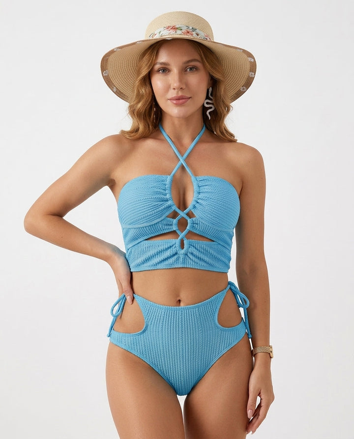 Trendiger einfarbiger Damen Neckholder Bikini, hochgeschnitten. Bequeme und stylische Bademode für den Urlaub.