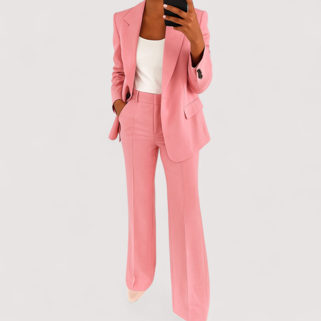 Stilvoller Damen Zweiteiler: Moderner eleganter Anzug mit Blazer & Hose, ideal für smarte Anlässe.