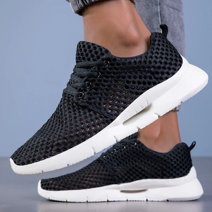 Elegante Herren Sneakers in Schwarz, atmungsaktiv & leicht. Perfekt für Freizeit und Herbst.