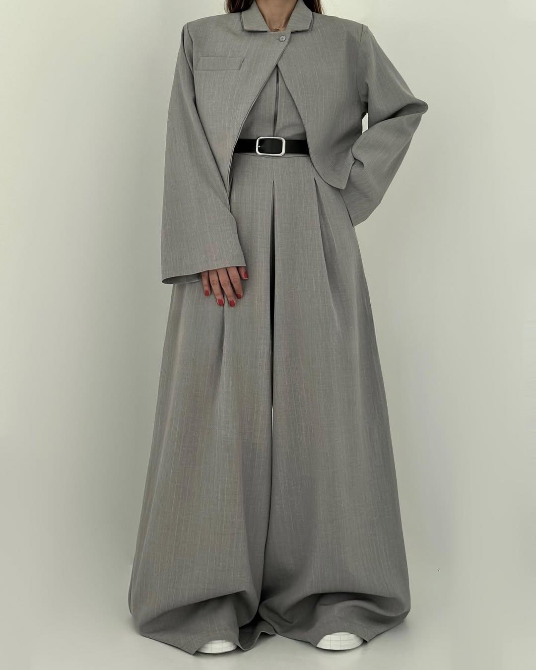 Eleganter Damen Anzug: Dreiteiler mit trägerlosem Jumpsuit, weiter Hose & modischer Kurzjacke. Vielseitiger Look.